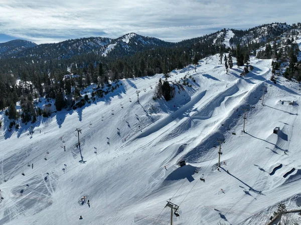 美しい冬の風景と山スキーリゾートの空中ビュー — ストック写真
