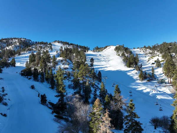 Vista aérea da estância de esqui de montanha com bela paisagem de inverno — Fotografia de Stock