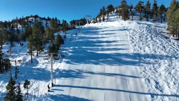 Asiento de telesilla y montaña nevada — Vídeo de stock