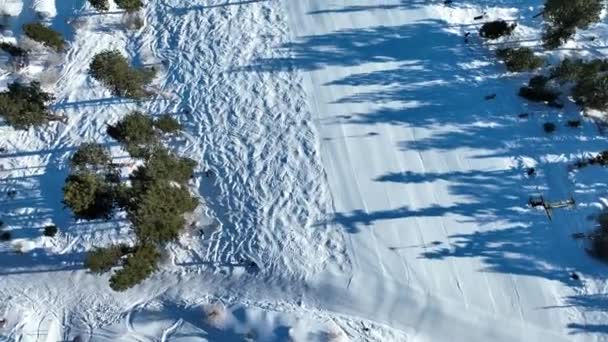 Vista aerea della località sciistica di montagna con bellissimo paesaggio invernale — Video Stock