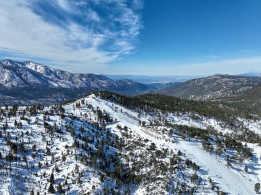 Güzel kış manzaralı dağ kayak merkezinin havadan görünüşü