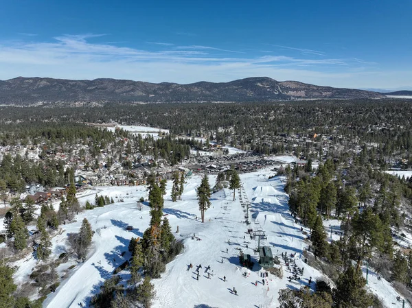 Vista aérea de la estación de esquí de montaña con hermoso paisaje de invierno — Foto de Stock