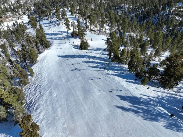 Aerial view of mountain ski resort with beautiful winter landscape — Stock Photo, Image