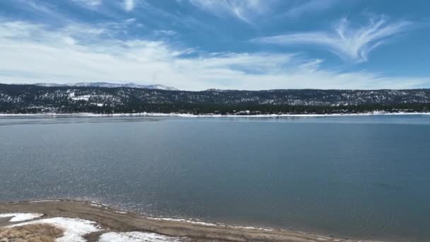 Vista aérea do Big Bear Lake durante a temporada de inverno, Floresta Nacional de San Bernardino, CA — Vídeo de Stock