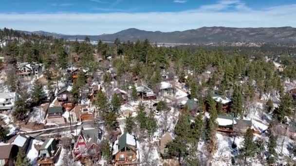 Letecký pohled na Big Bear Lake Village se sněhem, Jižní Kalifornie, USA — Stock video
