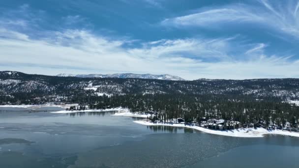 Vue aérienne du lac Big Bear pendant la saison hivernale, forêt nationale de San Bernardino, Californie — Video