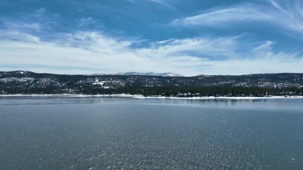 Vista aérea del lago Big Bear durante la temporada de invierno, Bosque Nacional de San Bernardino, CA — Vídeos de Stock