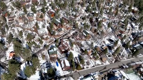 Widok z lotu ptaka na Big Bear Lake Village ze śniegiem, Kalifornia Południowa, USA — Wideo stockowe