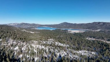 Big Bear Valey ve Lake üzerindeki hava manzarası ile şimdi, Güney Kaliforniya, ABD
