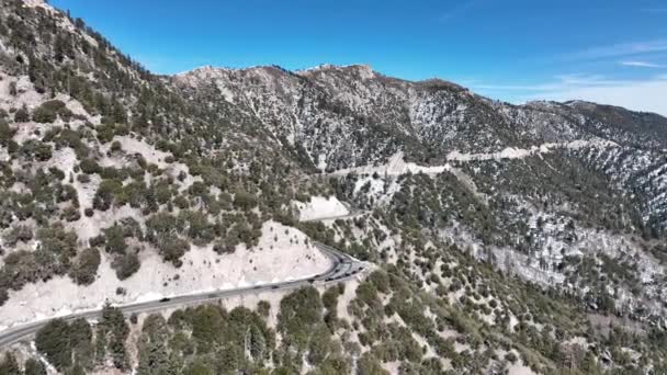 Vista aérea da estrada serpentina na montanha de neve na Floresta Nacional de San Bernardino, — Vídeo de Stock
