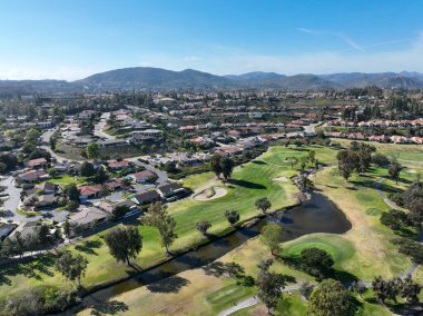 Kaliforniya 'nın yerleşim bölgesinde golf.