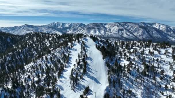 Uitzicht vanuit de lucht op het skigebied met prachtig winterlandschap — Stockvideo