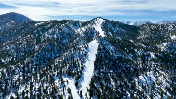 Luftaufnahme des Bergskigebietes mit wunderschöner Winterlandschaft — Stockvideo