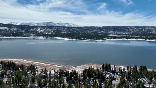 Vue aérienne du lac Big Bear pendant la saison hivernale, forêt nationale de San Bernardino, Californie — Video