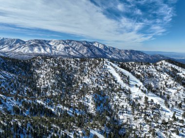 Big Bear Valey ve Lake üzerindeki hava manzarası ile şimdi, Güney Kaliforniya, ABD