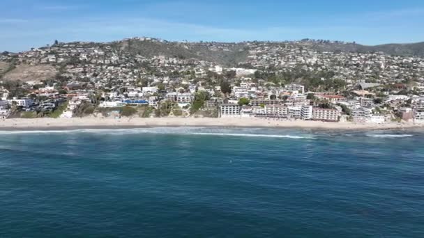 Вид с воздуха на побережье Лагуна-Бич, Калифорния, США — стоковое видео