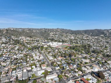 Laguna Sahili sahil kasabası tepelerinde vilas, Güney Kaliforniya Sahil Hattı, ABD
