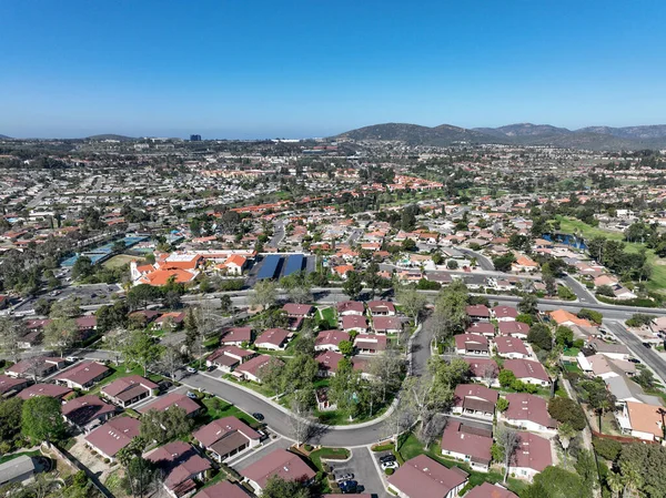 Güney Kaliforniya, ABD 'de hava manzaralı orta sınıf mahalle