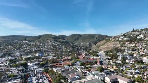 Laguna Beach pobřežní město s vilami na kopcích, Jižní Kalifornie pobřeží, USA — Stock video