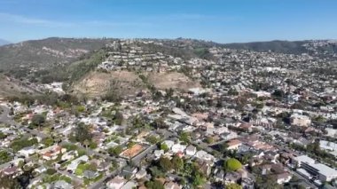 Laguna Sahili sahil kasabası tepelerinde vilas, Güney Kaliforniya Sahil Hattı, ABD