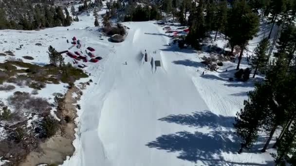 겨울에 산악 스키 리조트를 공중에서 내려다본 모습 — 비디오