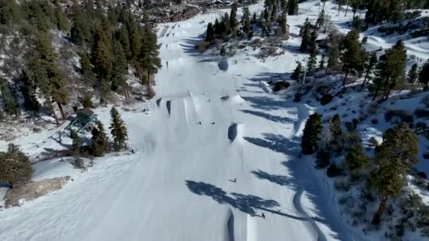 Widok z lotu ptaka na ośrodek narciarski podczas sezonu zimowego — Wideo stockowe