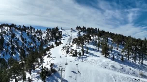 Uitzicht vanuit de lucht op het skigebied tijdens het winterseizoen — Stockvideo