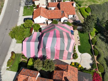 Kaliforniya 'da termitler için dezenfekte edilirken kırmızı ve gri bir çadırla kaplı bir villa.