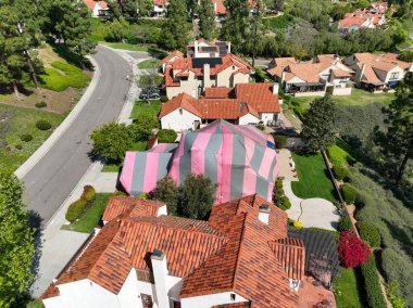 Kaliforniya 'da termitler için dezenfekte edilirken kırmızı ve gri bir çadırla kaplı bir villa.