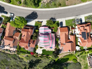 Kaliforniya 'da termitler için dezenfekte edilirken kırmızı ve gri bir çadırla kaplı bir villa.