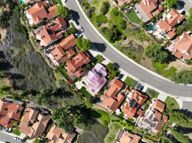 Kaliforniya 'da termitler için dezenfekte edilirken kırmızı ve gri bir çadırla kaplı bir villa.