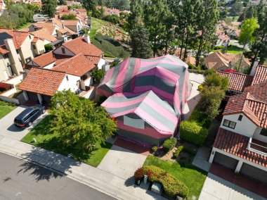 Kaliforniya 'da termitler için dezenfekte edilirken kırmızı ve gri bir çadırla kaplı bir villa.
