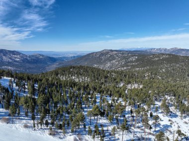 Big Bear Valey ve Lake üzerindeki hava manzarası ile şimdi, Güney Kaliforniya, ABD