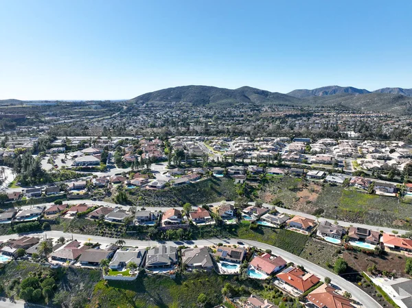 Güney Kaliforniya 'da hava manzaralı orta sınıf mahalle. 