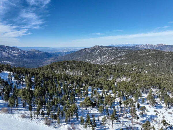 Big Bear Valey ve Lake üzerindeki hava manzarası ile şimdi, Güney Kaliforniya, ABD