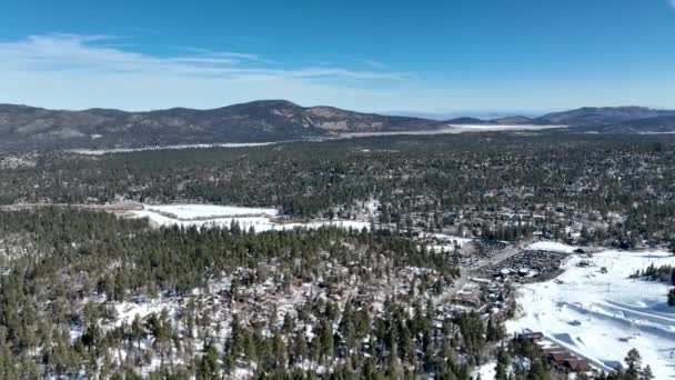 Vue aérienne sur Big Bear Valey et le lac avec maintenant, Californie du Sud, États-Unis — Video