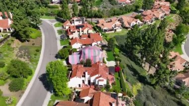 Kaliforniya 'da termitler için dezenfekte edilirken kırmızı ve gri bir çadırla kaplı bir villa.