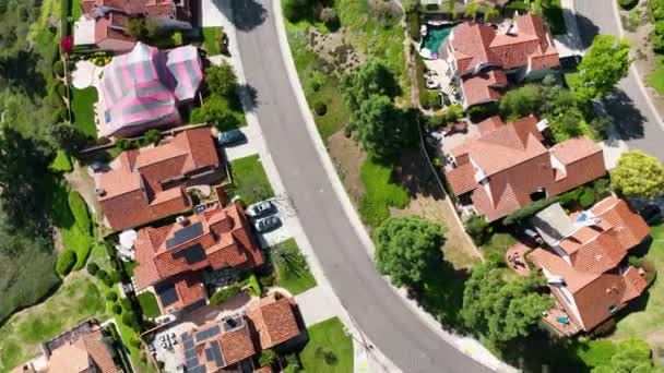 Villa cubierta con una carpa roja y gris mientras se fumigaba para termitas, California — Vídeo de stock
