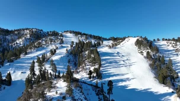 Vista aérea de la estación de esquí de montaña con hermoso paisaje de invierno — Vídeo de stock