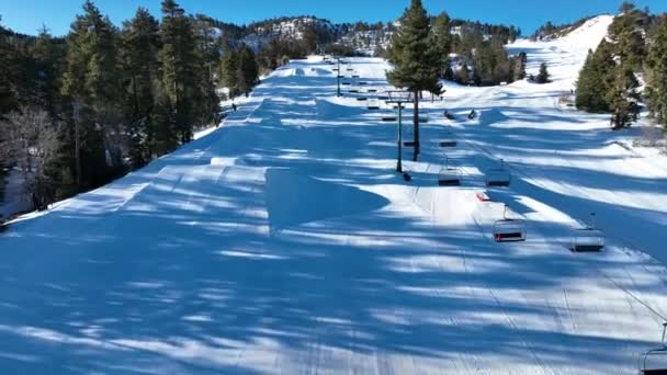 美しい冬の風景と山スキーリゾートの空中ビュー — ストック動画