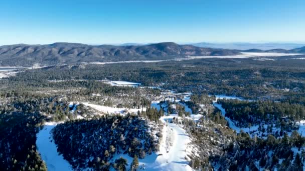 Vista aérea sobre Big Bear Valey e Lake com agora, Sul da Califórnia, EUA — Vídeo de Stock