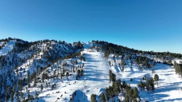 산 스키 리조트를 공중에서 내려다본 아름다운 겨울 풍경 — 비디오