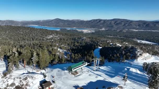 Vista aérea de la estación de esquí de montaña con hermoso paisaje de invierno — Vídeo de stock