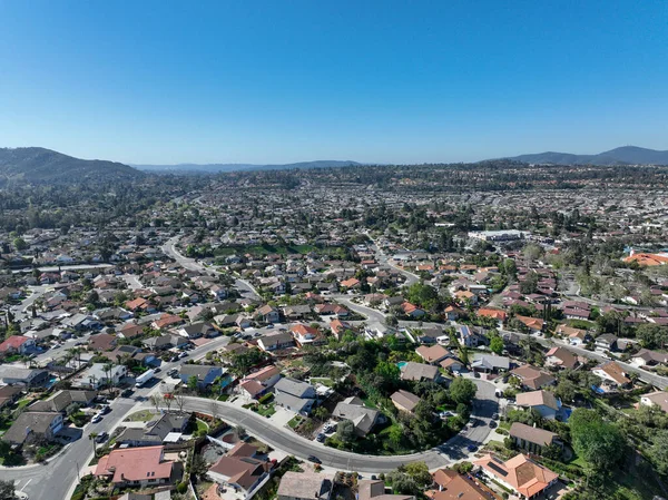 美国南加州中产阶级社区的空中景观 — 图库照片