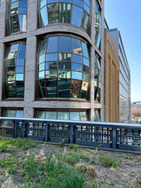 High Line 1.45 mil uzunluğunda yükseltilmiş doğrusal park, yeşil yol ve demiryolu eski bir New York Merkez Demiryolu hattında oluşturuldu.