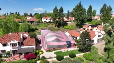 Kaliforniya 'da termitler için dezenfekte edilirken kırmızı ve gri bir çadırla kaplı bir villa.