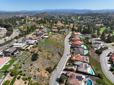 California 'daki banliyö villalarının ve havuzların havadan görünüşü