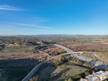 Araç hareketli kavşak şehir ulaşım yolu.