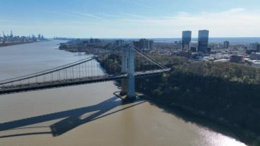 Fort Lee, New Jersey, New York 'taki George Washington Köprüsü' nün havadan görüntüsü. ABD