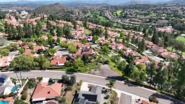 California 'daki banliyö villalarının ve havuzların havadan görünüşü